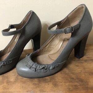 You by Crocs grey mary jane style heels with ruffle size 9.5 EUC